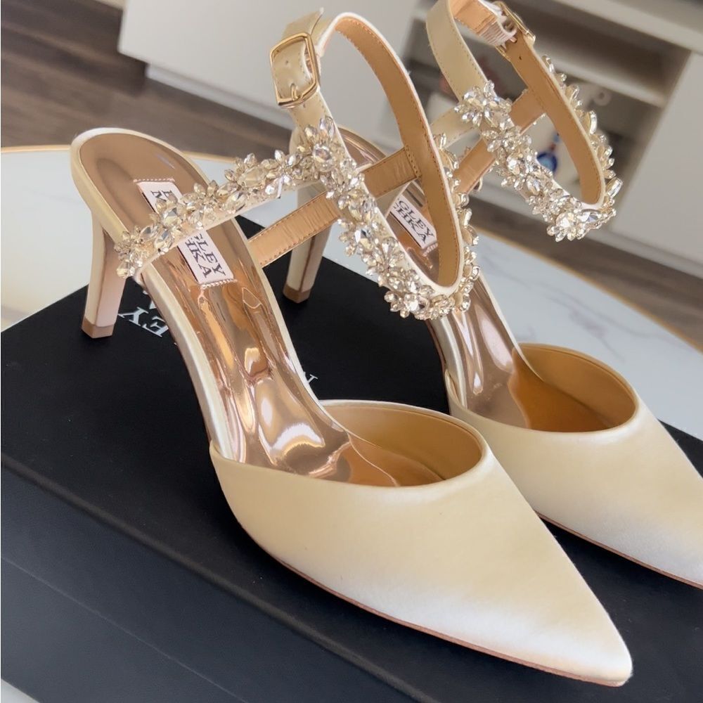 Badgley Mischka Esmeralda Embellished Pointed Toe‎ Pump, Ivory Satin, Size 8.5 - Picture 3 of 8